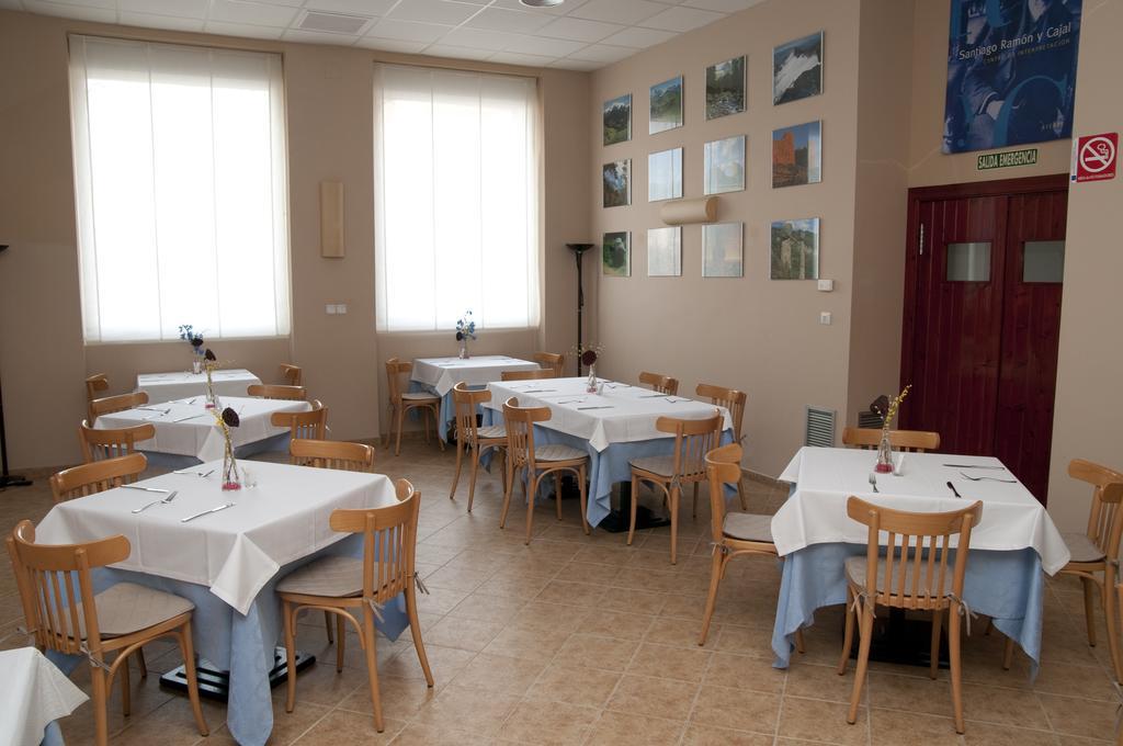 Hotel Villa de Ayerbe Exteriör bild