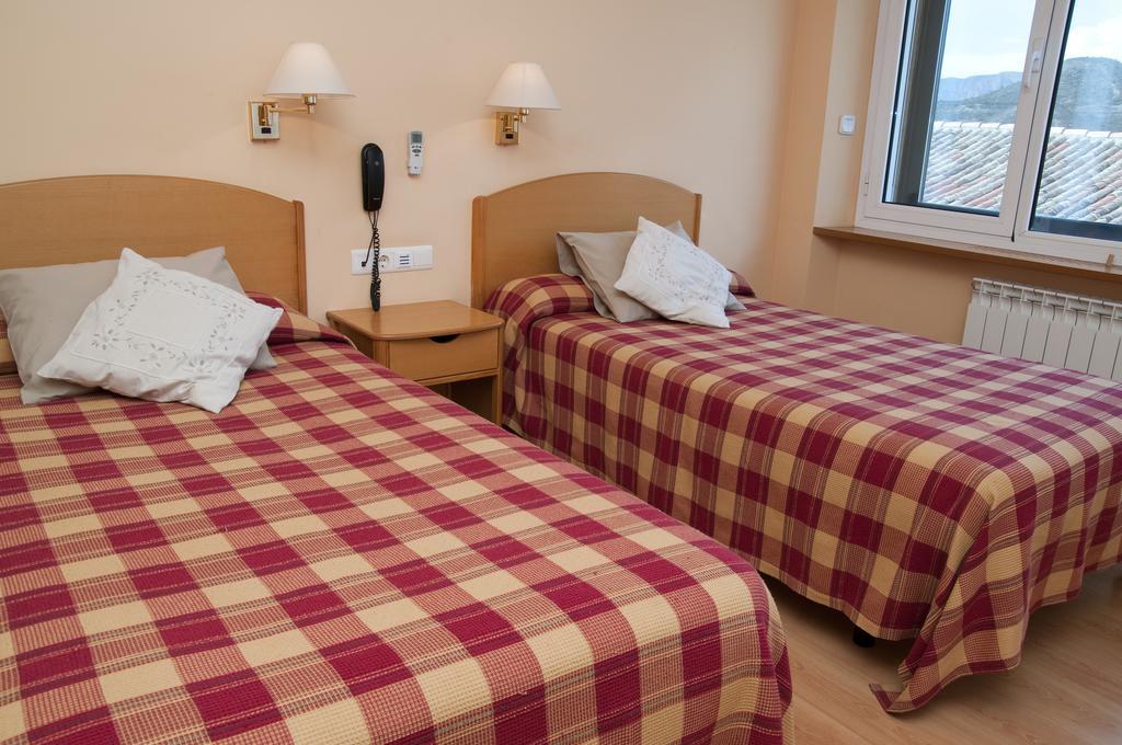 Hotel Villa de Ayerbe Exteriör bild