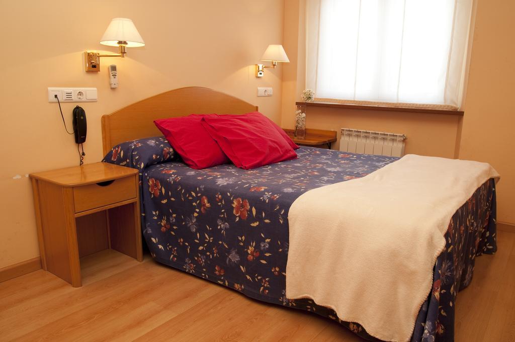 Hotel Villa de Ayerbe Exteriör bild