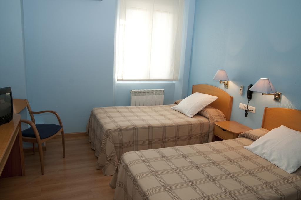 Hotel Villa de Ayerbe Exteriör bild