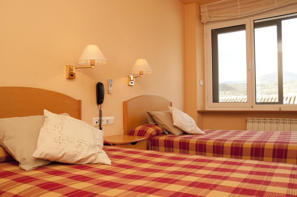 Hotel Villa de Ayerbe Exteriör bild