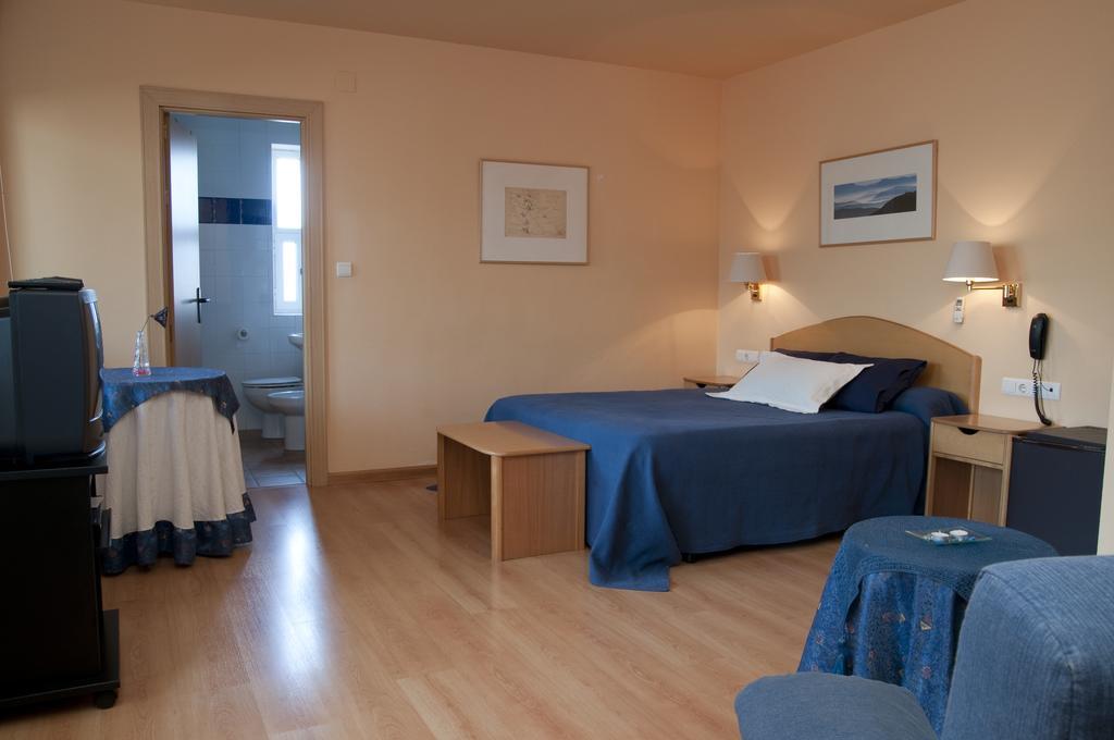 Hotel Villa de Ayerbe Exteriör bild