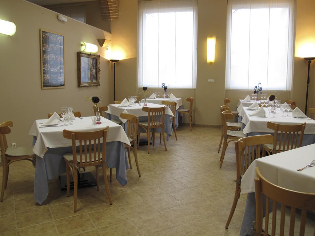 Hotel Villa de Ayerbe Exteriör bild