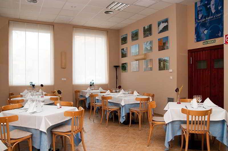 Hotel Villa de Ayerbe Exteriör bild