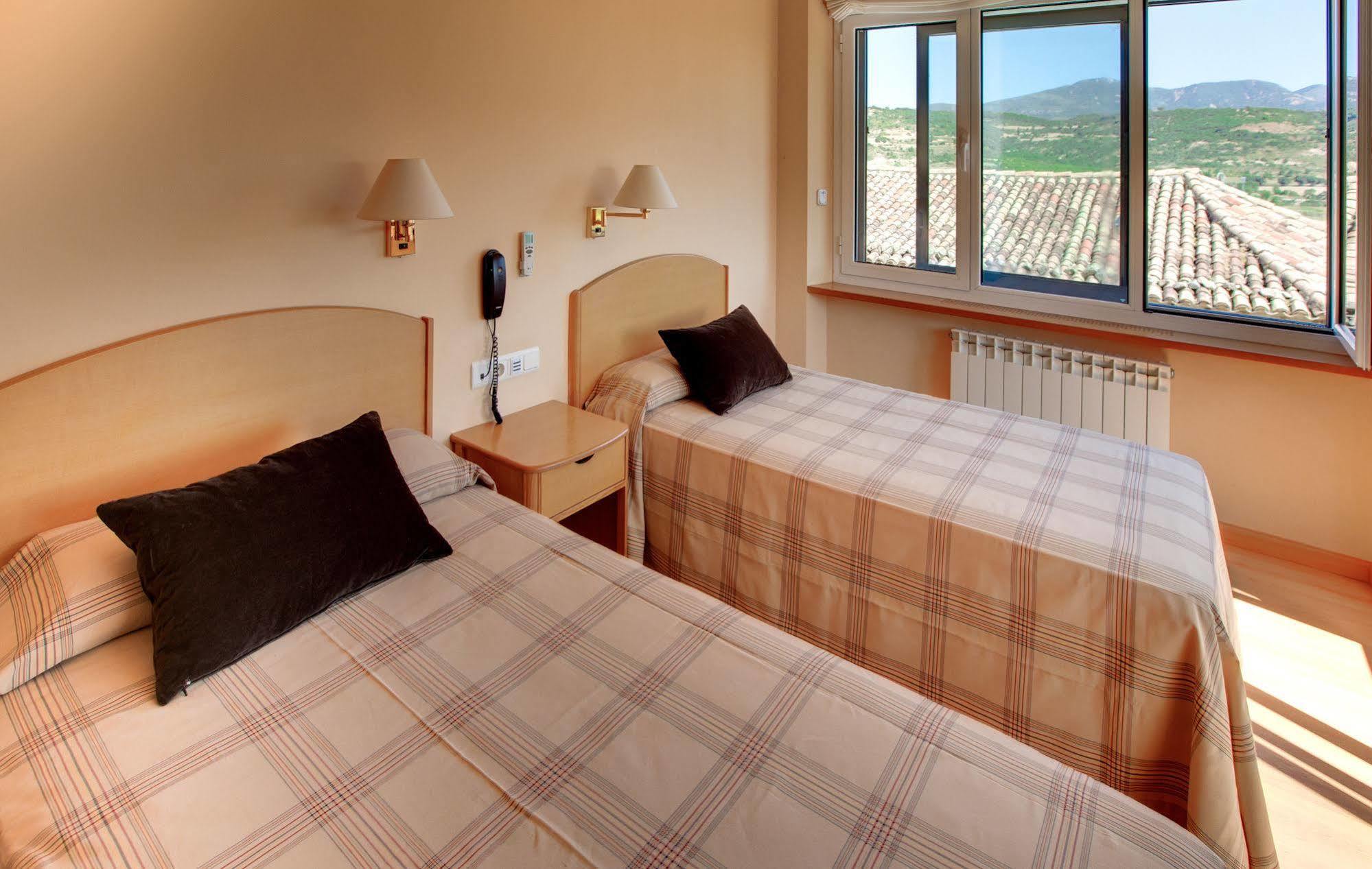 Hotel Villa de Ayerbe Exteriör bild