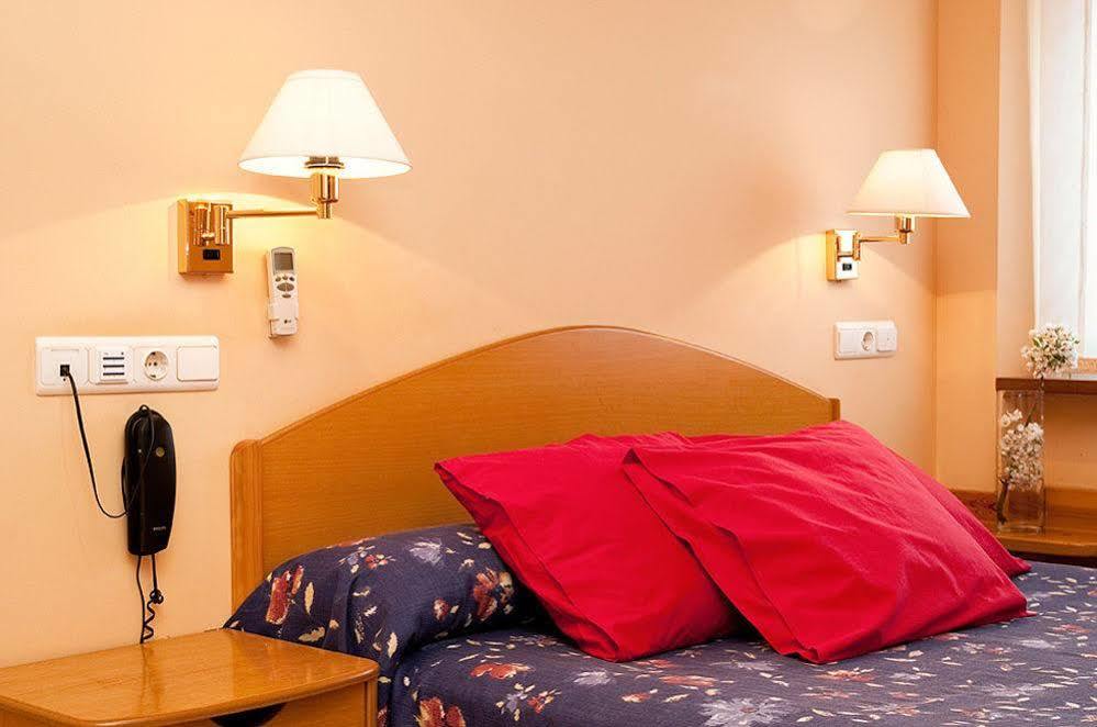 Hotel Villa de Ayerbe Exteriör bild