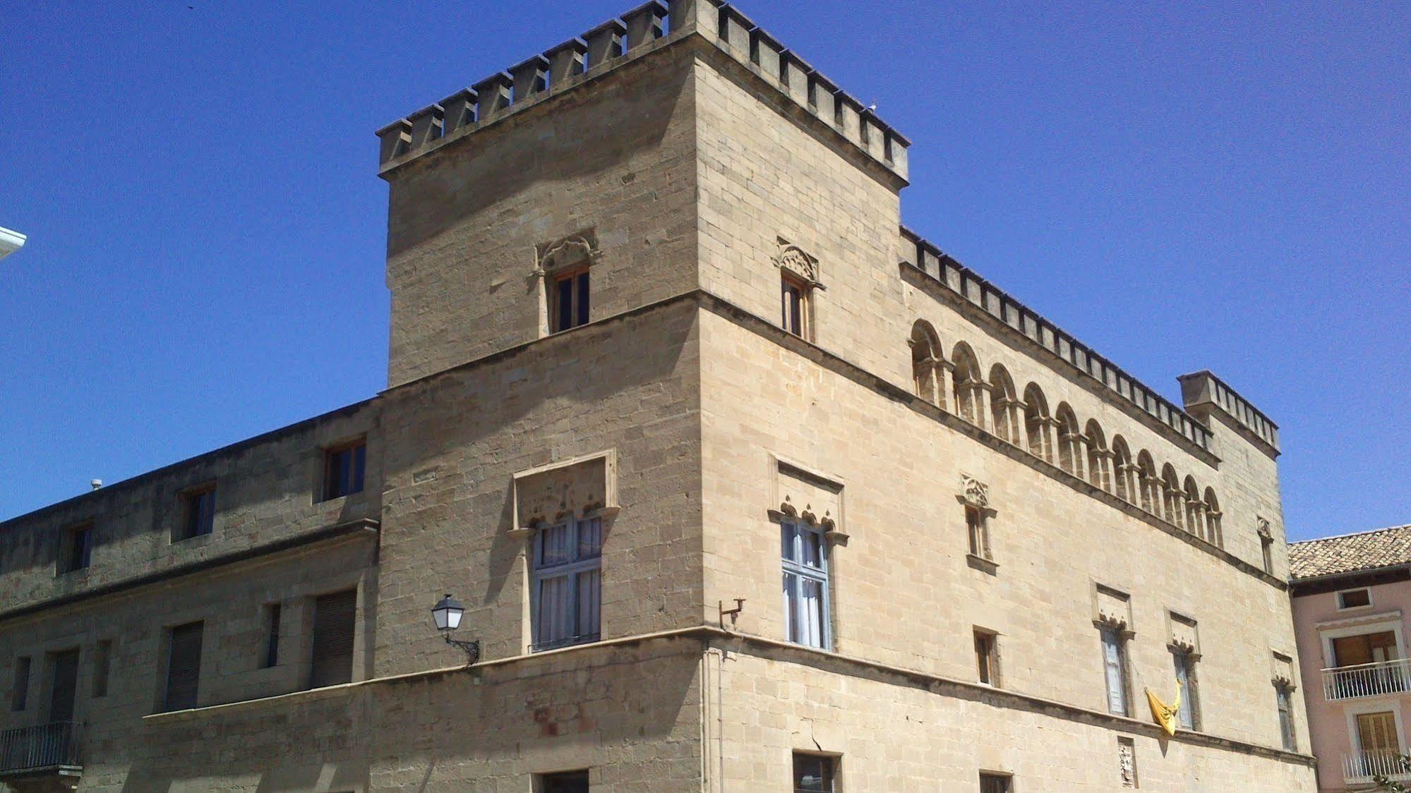 Hotel Villa de Ayerbe Exteriör bild