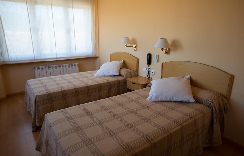 Hotel Villa de Ayerbe Exteriör bild